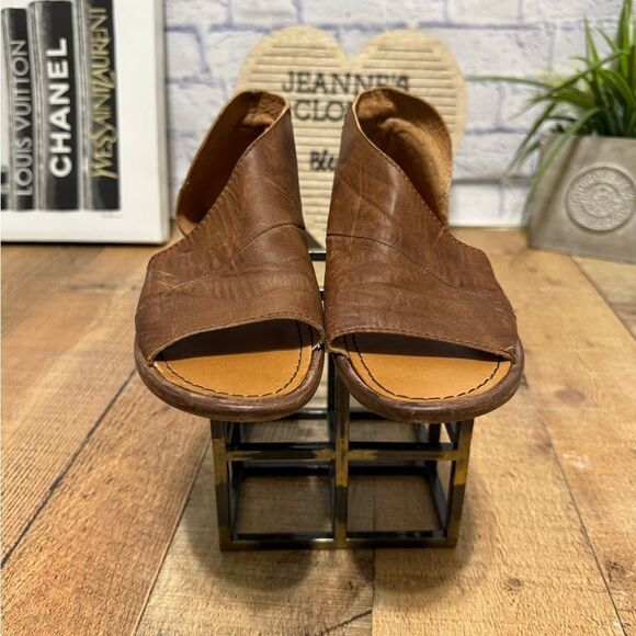 Mont Blanc Leather Sandal
FREE PEOPLE - Picture 3 of 10